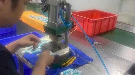 PRODUKSI KRIM Tabir Surya MENINGKAT, DAN PEKERJAAN YANG TELITI DILAKUKAN UNTUK MEMASTIKAN EFISIENSI PRODUK TETAP PADA BOTTOM LINE.